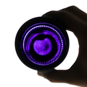 You are currently viewing Le verre violet, plus qu’un simple contenant en verre