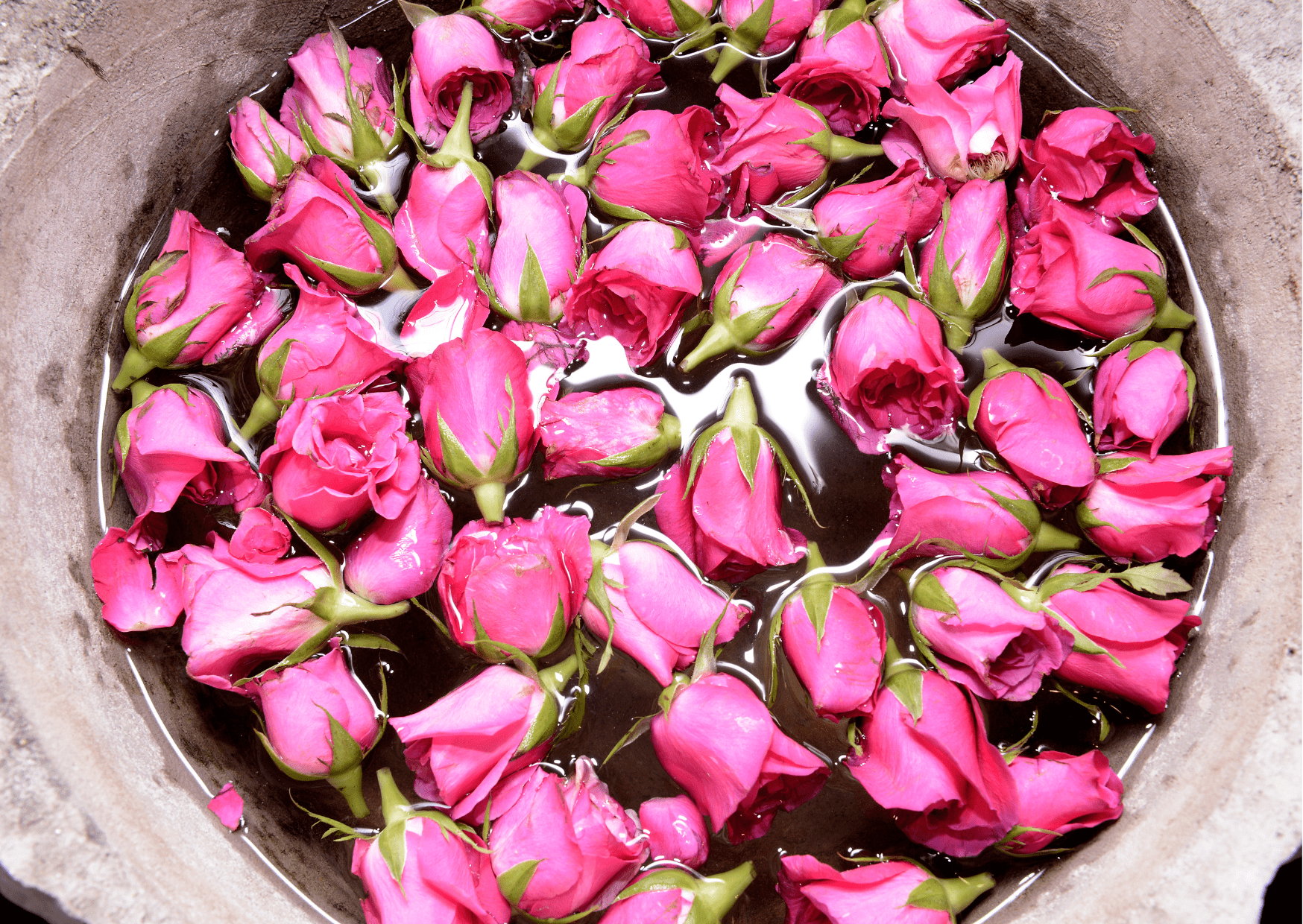 You are currently viewing Eau de Rose Visage : Le Secret Naturel pour une Peau Éclatante